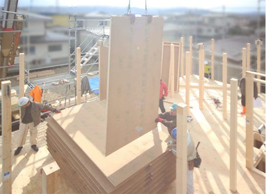 木造軸組みの構造体と一体となる耐震壁パネルは、全て自社プレカット工場で生産しています。

耐震性や強度を左右する連結金物は、一歩先を行く高強度のＳマーク金物を採用し、精度の高い確かな品質と、高強度高耐久な構造駆体の住宅を供給しています。