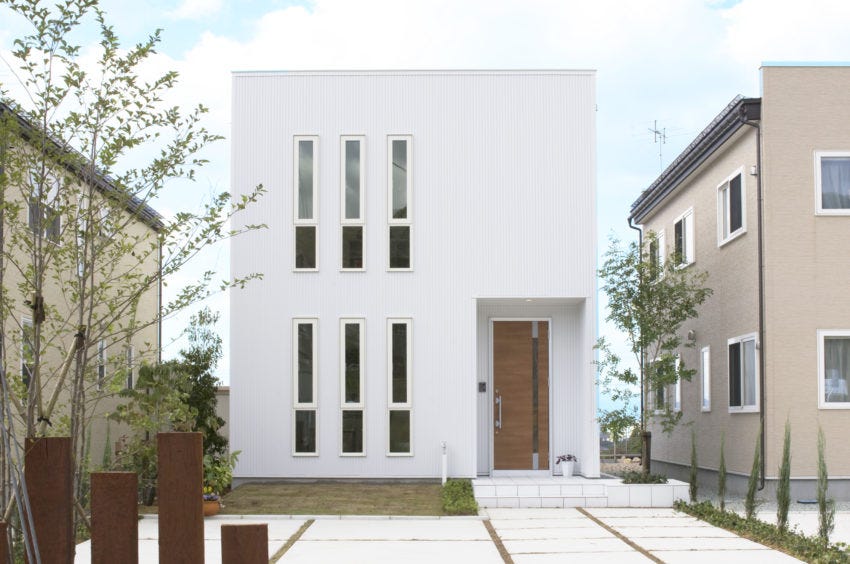 地震が多く冬の寒さ厳しい東北でNo.１メーカーユニテハウスは、１００年経っても飽きのこないシンプルデザイン。

メンテナンスも楽で火災や自然災害に強い箱型形状が特徴。
建物の大きさから屋根、窓、外壁色、内観のテイストごとに細かく選べるシステムを採用。

経年で生じる家族のライフスタイルの変化に対応した、可変可能な間取りも魅力的なセミオーダーの住まいです。