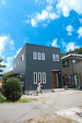 『マイホームが欲しい！』と思う理由

タイミングはそれぞれでも、『家が欲しい』という気持ちは一緒ですよね。

では、なぜ、家が欲しいのでしょう？
なぜ、それが新築住宅なんでしょう？？

それらは理由の一つですが、いちばんに思っているのは
『家族の幸せのため』ではないでしょうか？

家賃を節約するのも、子どもに部屋を作るのも、広い部屋に住むのも、暖かい家に住むのも、全ては、『家族の幸せ』です。

私たちが提案する家づくりは家族みんなが望む“健康で幸せな暮らし”を実現する住まいです。

そんな『家族の幸せ』の実現のお手伝いをするのが私たちの役目として責任もって施工しています。