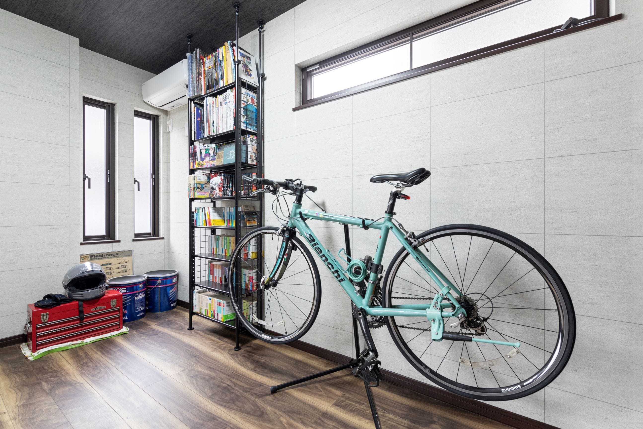 ガレージ横の洋室はA様がゆっくり自分時間を楽しむスペース。
愛車やバイクを整備する際に使用する工具や、趣味の漫画や雑誌が並んでいます。
お気に入りの自転車は室内に置き、間近で眺められるようにしました。