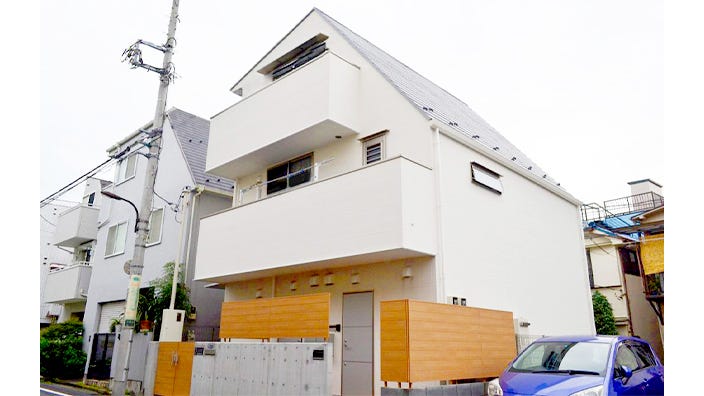 アイエスシー　東京都新宿区Ｓ様邸 (北新宿の閑静な住宅街にたつS様邸は、2階建てから3階建てに建替えをしました。

以前は、お米屋さんを1階で営んでおり。1階の奥の部屋と2階でお住まいになられていました。年齢を重ねたため、お米屋さんは閉める事にしましたが、年金のみの収入では不安という事で1階に賃貸物件を作ることにしました。
代表の岩井とS様は旧知の仲で、終始和やかに家づくりを進めることができました。これからご高齢になる事を考えると、3階まで階段は現実的ではありませんので、エレベーターを付ける事をご提案しました。
最初はあまり必要性を感じていなかったお客様も、住んでみるとエレベーターを付けて本当に良かったと言って頂けました。

床暖房にした床は暖かく、冬でも床暖房をつけていれば、エアコンをつける事も少ないようです。南北に風が抜けるように、風通しの良い間取りにしたので、夏場は窓を開けるだけで風が通りエアコンの風が嫌いなご夫婦にとって快適にお過ごしいただいています。

お風呂も以前は浴槽が深く、跨ぐのに高低差があり危なかったと言います。現在はバリアフリーの設備が増え、浴槽も低くなり、浴室も床も暖かいお風呂に大満足頂いております。)