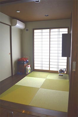 琉球畳の和室、木質感の引き戸