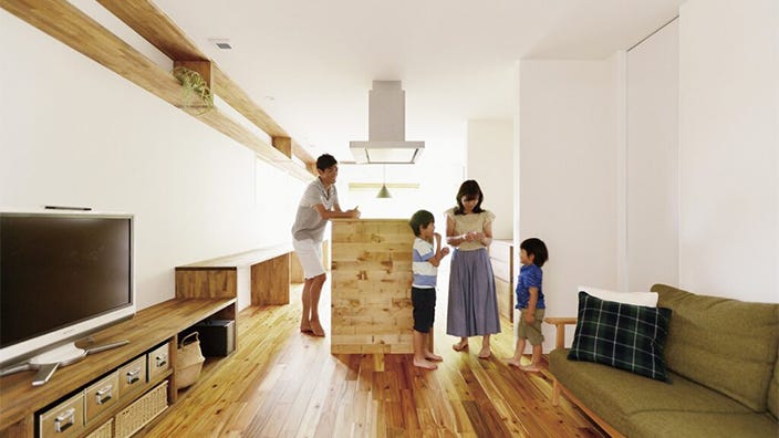 松尾建設 神奈川県茅ケ崎市K様邸 (二人の男の子が元気に走り回ることのできるK様のお宅です。
リビングとダイニングの間にキッチンのある個性的な間取りで、ゆったりとしたリビングとダイニングを実現しました。
木材を存分に使用することで、素足であるきたくなる木材の自然なぬくもりを全身で感じることができるお宅にできました。)