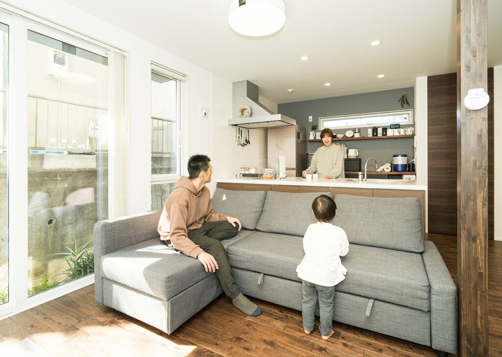松尾建設 神奈川県茅ケ崎市M様邸 (リビングの壁一面に収納棚を設置することで、大容量の探しやすい収納を作ることができました。
壁に収納を集約することで、すっきり広いリビング・ダイニングを実現しています。)