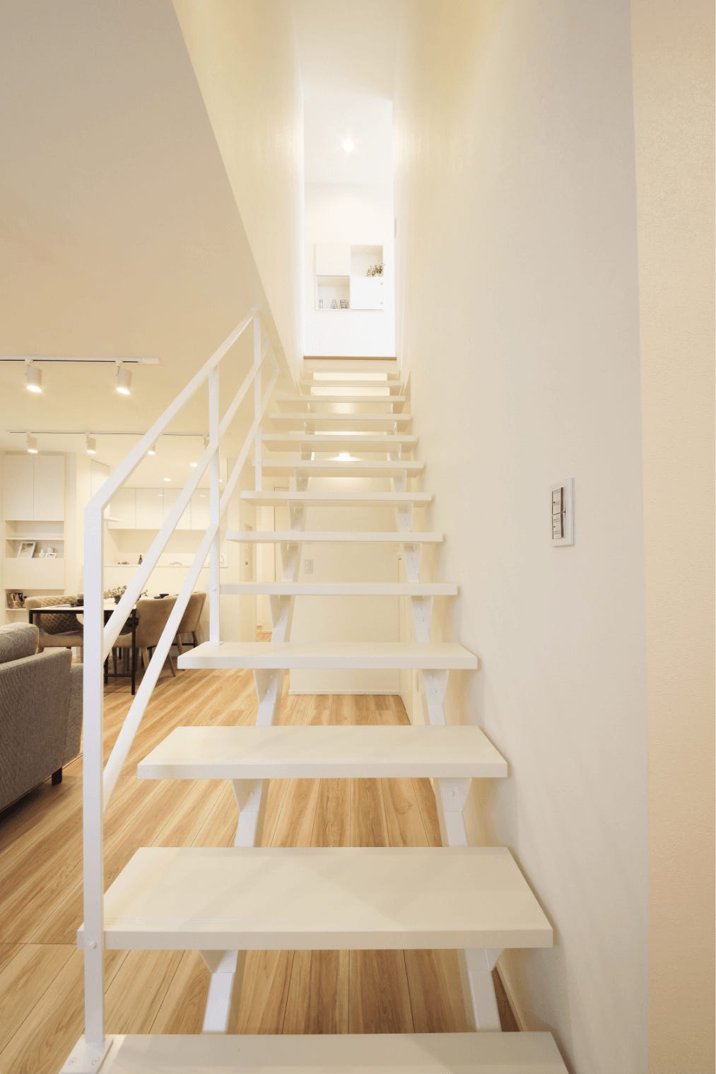 リビング階段をスケルトン階段にすることで、
家族の円滑なコミュニケーションや開放的な空間が演出されます。
