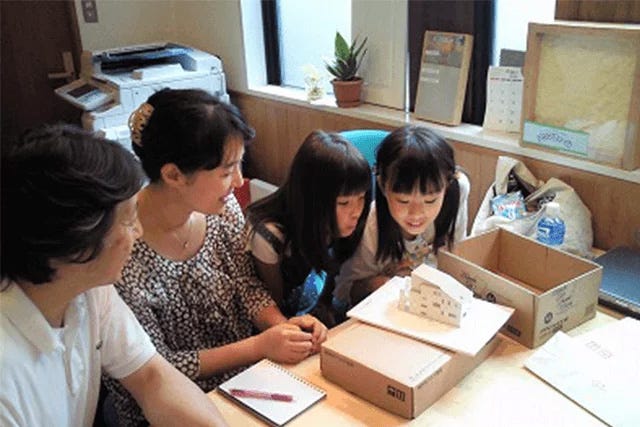 家づくりについて語り合うのは楽しいものです。しかし理想と現実がうまく融合できないのもよくある話。
家族が近い距離で仲良く暮らしたいけれど、プライベートも緩やかに確保したい。今は子どもが小さいので一部屋でよいけれど、いつかは個室を持たせたい・・・。
建築家はお客様の要望のみならず、性格や嗜好についても寄り添って理解し、プラスアルファの要素を取り入れた理想のプランを目指します。
そしてクレアホームはお客様と現場で最終の確認打合せを致します。
出来上がった家での快適な暮らしを想像してください。
期待以上のわくわく感を、ぜひ体感してください。