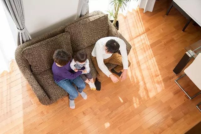 お施主様にとっては住んでからが本番。
お引渡し後、6ヶ月・1年・2年・5年・10年と当社より定期点検にお伺いし、アフターメンテナンスをさせて頂いております。
さらに当社規定により、最長10年の保証期間を設けております。
また、定期点検に関わらず、お客様からのご要望に応じてスタッフが迅速に対応いたしておりますのでご安心ください。
クレアホームでは、施工エリアを当社から基本は半径15km圏内に限定しています。
半径15kmというのが、いつでもお客様にすばやく対応し、責任をもってアフターのできる限界であると考えるからです。
住まいの主治医として、お引渡し後も必ず必要になる定期的な点検・アフターメンテナンスなどのきめ細やかなサービスを行っていくために、施工エリアを拡げず、地域密着にこだわります。