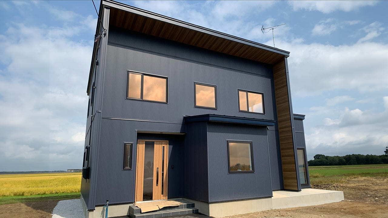 〈十和田市〉ライフスタイルに合わせて設計した子育てしやすいお家 (リビングとつながる収納付きの小上がりスペース)