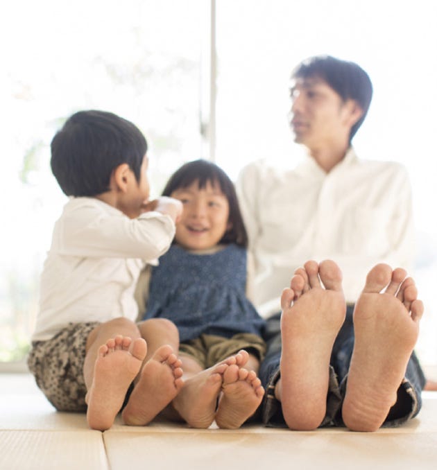 〇誰もが快適で健康に暮らしたいと思ってる
一生涯住む家だから快適に暮らしたい。子どもが健やかに育って欲しい。家族がいつまでも健康で長生きしたい。誰もがそう思って家を建築します。
では、快適で健康に暮らせる家とはどんな家なのでしょうか。最近の研究では健康維持に最も重要なことは湿度環境と空気環境だと言われています。
私たちは、「四季を通して湿度差の少ない家」「きれいな空気で満たされた家」が本当の健康住宅だと考え、快適と健康にこだわり家づくりに取り組んでいます。
〇夏涼しく、冬暖かい家
自然の光と風を取り入れ自然の力で涼しさと暖かさを生み出す「パッシブデザイン」、建物の構造で外部との温度差をなくする「高気密・高断熱」、また「熱交換型計画換気システム」と「建材のVOC除去システム」を採用してきれいな空気で満たされた夏涼しく冬暖かい家をつくります。