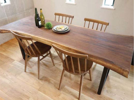 ダイニングテーブルは天然無垢一枚板のブラックウォールナットを丁寧に磨き、床と同じ自然塗料で仕上げ、脚をアイアンでデザインし黒に塗装した自社製作テーブル。