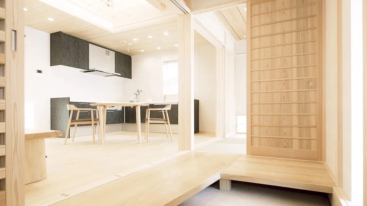 ハウジングプラザ三鷹 三鷹展示場 (2017年に東京都の「木の香る多摩産材住宅普及事業」に選定、多摩産材の温もりの中で、自然を楽しむ快適な暮らしを提案しました。
2棟あるうちのA棟は若い世帯向けの3階建て、構造材、内装材はもちろんのこと、バルコニーの手摺りや壁も多摩産材。
B棟はシニア層向けにLDK～和室～寝室～水まわりが、すべて引き戸で段差なくつながる安心のバリアフリー設計を採用しています。)