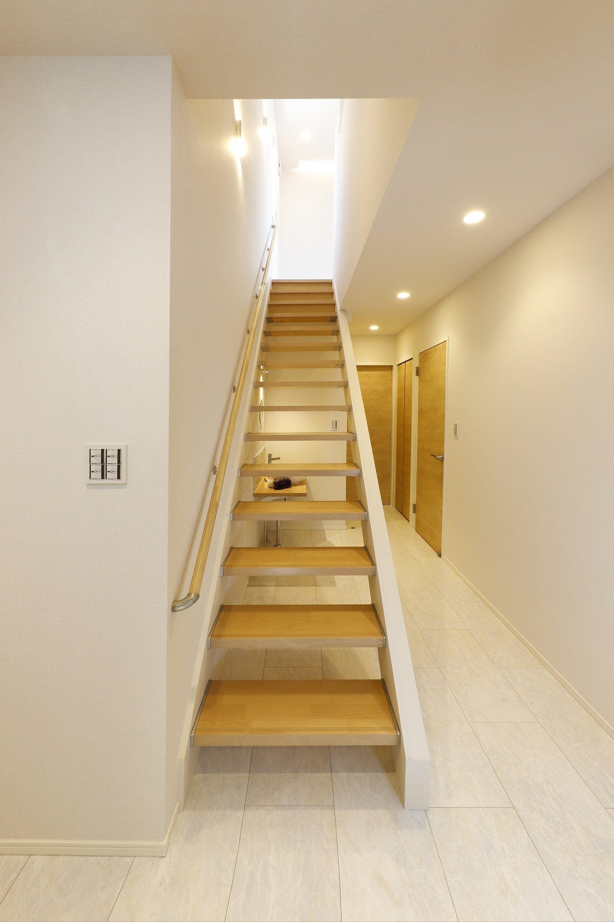 開放感とデザイン性のあるストリップ階段を採用