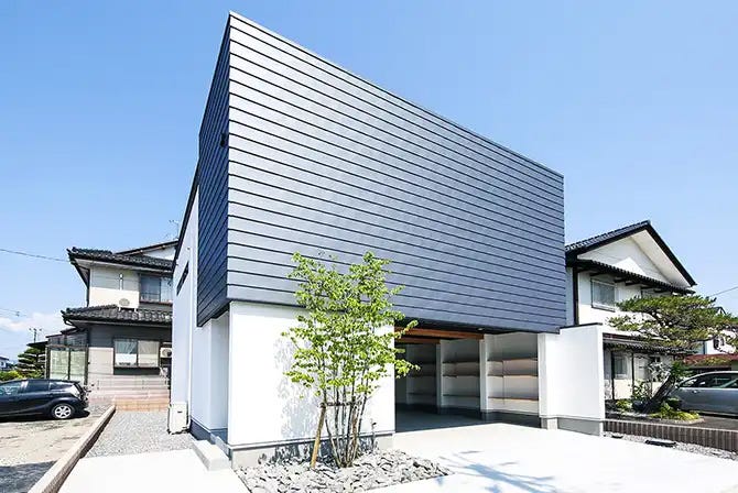 一般的にフルオーダーと呼ばれるプランニング建てられた注文住宅でもセミオーダー化していることが多く、本物のフルオーダーデザイン住宅を建てられる住宅会社・工務店は少ないです。 
DELiGHT HOMEの有名デザイナーがデザインするフルオーダーデザイン住宅がもつ魅力は想像を超えるものになります。 2階建てと平屋がセレクト可能です。