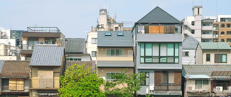 京都はうなぎの寝床・連棟長屋・密集地・変形地・景観条例・埋蔵文化財などの難しい敷地条件の土地が多く、住居エリアと商業エリアが混在し密集する特異な地域性のため、ハウスメーカーや慣れない職人では対応が難しいことも多々あります。
そんな難条件の土地でも、丁寧に一つずつ対応し解決策を導き出してきました。
サンキ建設にはこれまでに得た、京都で家を建てる為の知識と経験が蓄積しています。
こんな土地では…とあきらめずに、ご相談いただければと思います。