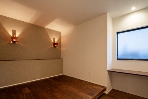 ワークスペースがある小上がりの寝室はお施主様こだわりの照明を設置。
ランプを覆ういくつものブロックで制御された上下方向の光はさらに遮光板に反射し、間接光の心地よい明るさが得られます。