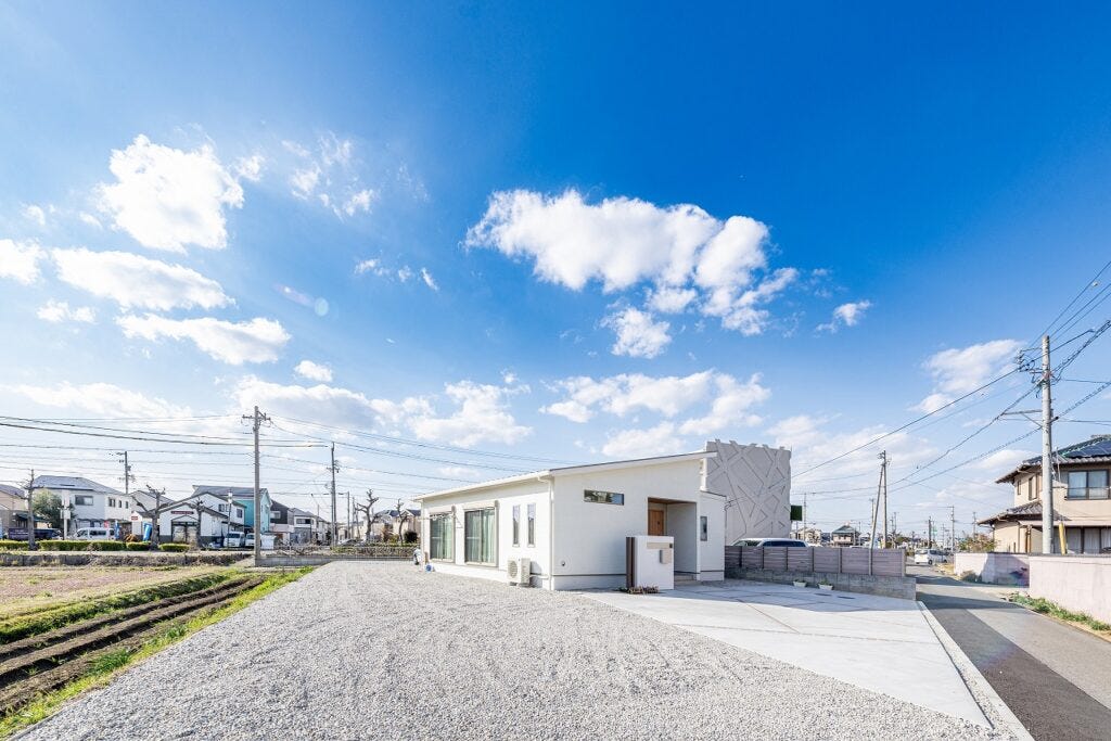 閑静な住宅街に佇む真っ白な平屋。