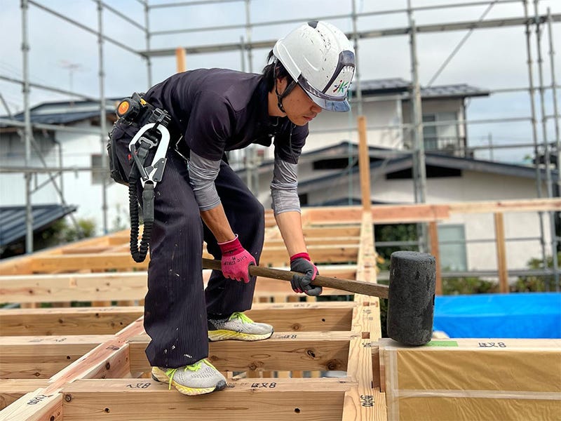 弊社の初代は旧：山形県庁（現：文翔館）の時計台の施工に携わった職人でした。初代が建てた住宅の解体に携わったことがありますが、見えないところまで手加工でしたとは思えないほど美しい仕上がりで高度な技術が詰まっていました。
手間を惜しまない仕事へのこだわりは言葉がなくても物を見ただけで100年後の子孫の私にも伝わりました。
飯野建築のルーツはここにあります。
時代の変化や工業技術の進化で変わったものはたくさんありますが手間を惜しまない丁寧な仕事に対する気持ちは変わりません。
お施主様も私たちも家づくりを通して幸せであることが私たちの家づくりの本質です。