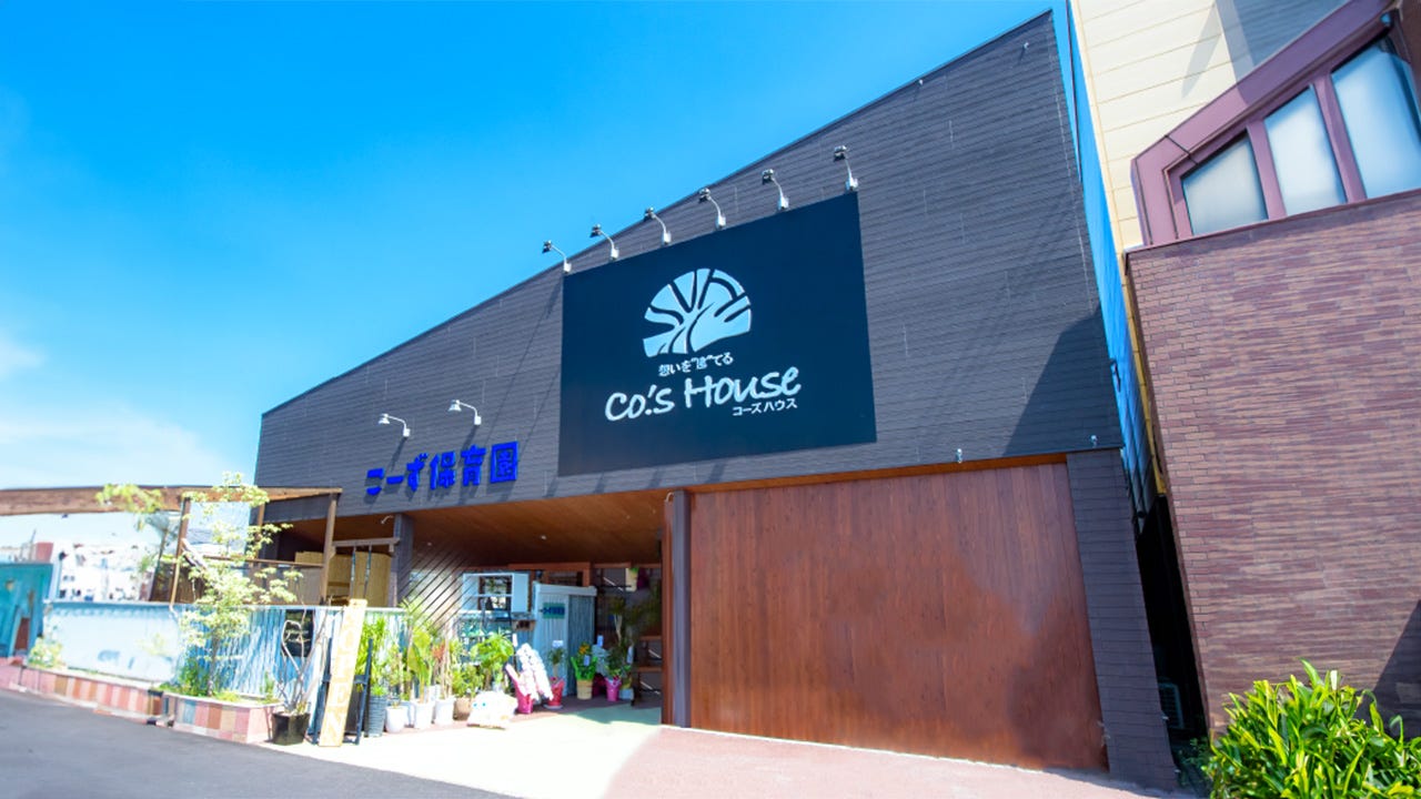 体感型ショールームCo.’s House (Co.’s カフェ) (家を建てるとき、どんな気持ちになりますか？
これからのライフスタイルを想像して、
ワクワクしたり、ドキドキしたり、少し不安になったり…

一生に一度の家づくり。

住宅が一棟ずつ並んだ住宅展示場はあるけど、
リアルに暮らすスペースである、リビングやキッチンを実際に使って
これからのライフスタイルを想像する場所はなかなかないですよね。

私たち前田工務店はワクワク・ドキドキ、少しの不安も体感できる、
今までにない「体感できるショールーム」でこれからのライフスタイルを皆様に考えていただけるよう、
このショールームを新しく考案いたしました。

リビングで家族と食事を楽しんでもらう、ママ目線でキッチンの使い勝手を感じてもらう、いつもの日常と同じような感覚で過ごして、家づくりの"想い"を広げ、もっと身近に感じてもらえれば幸いです。)