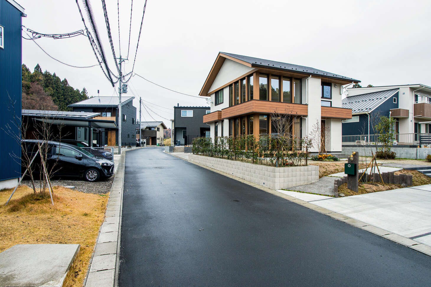 ゆったりとした駐車場、庭、そして納戸もあります。
庭が欲しかった・・・というご家族には魅力的な物件です。

自然、庭、大空間のLDK、宅地を探している・・・
一つでも当てはまる方はぜひ、お越しください！

どうぞお気軽にご来場ください。