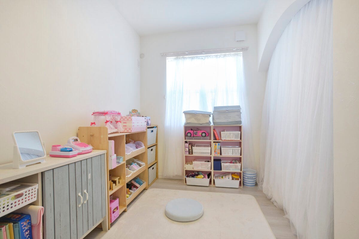 子供部屋はたくさんのおもちゃに囲まれて楽しく過ごせます。 アールの見せる収納でかわいく♡