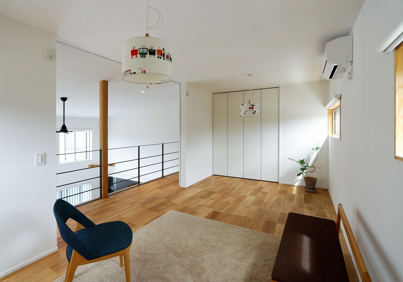 ２階の子供室は建具を全開口にすると吹き抜けが目の前に
正面の窓から外の景色が広がり、より開放的に感じられます
