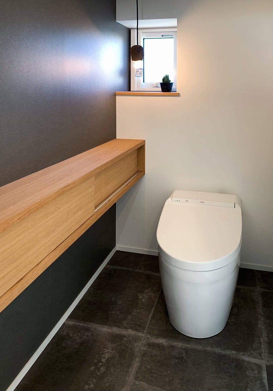 トイレにはオークで作った収納を
ミニマルにまとまった室内はスッキリとした印象です
