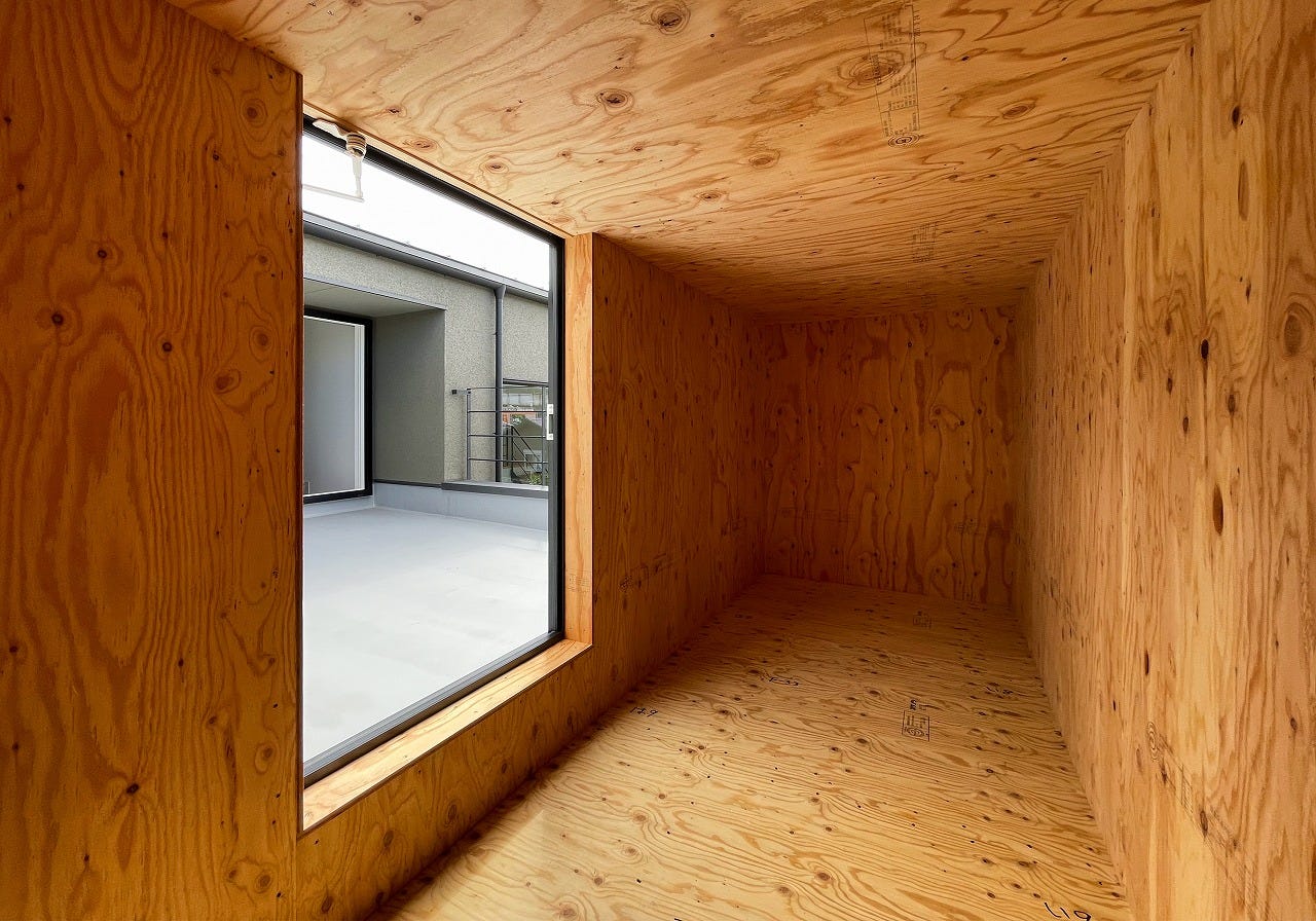 バルコニーに設けた２畳ほどの小屋裏収納