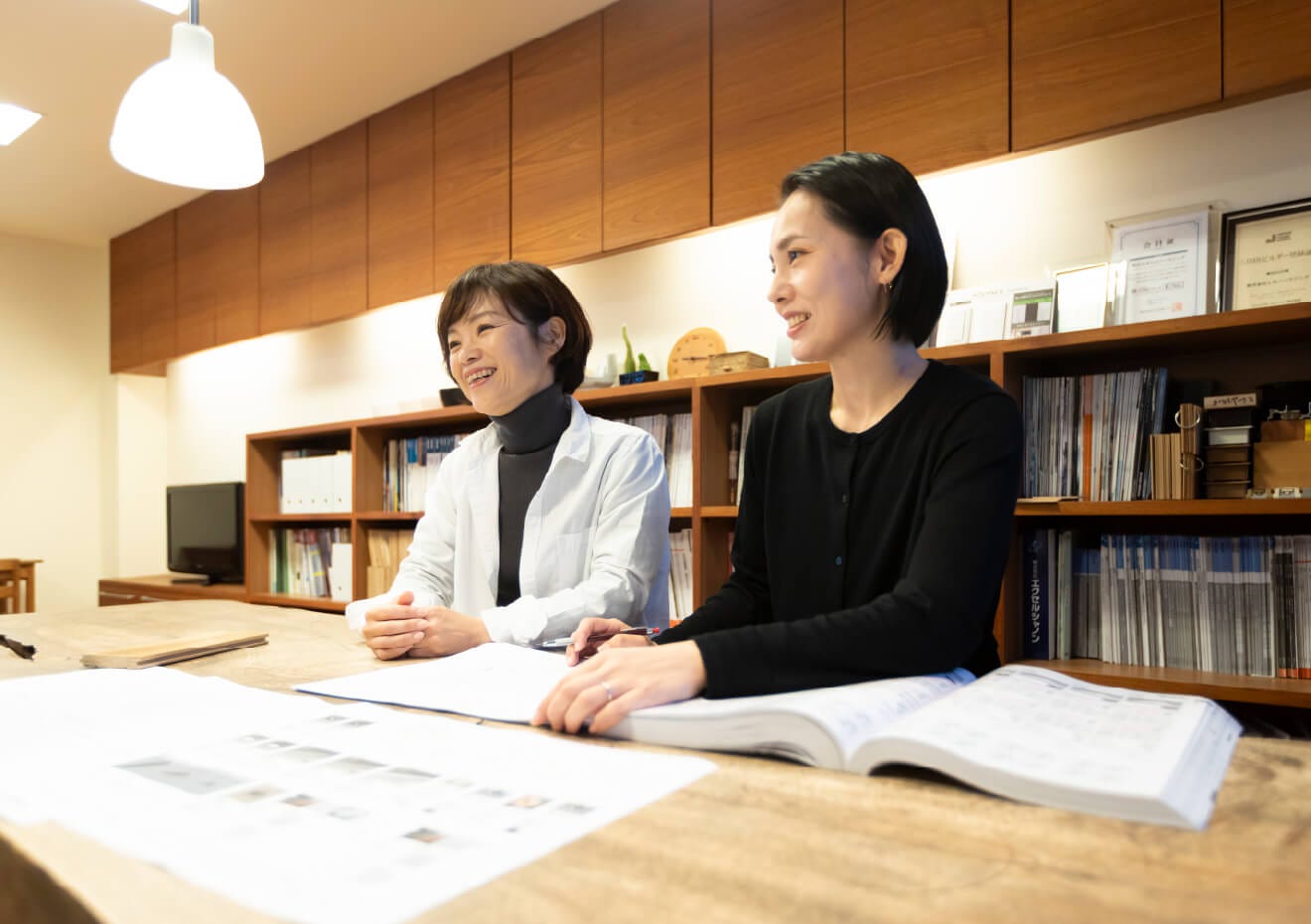 お客様のご要望は多種多様で価値観もさまざまです。つくり手の価値観も一つではありません。そのため、ヒロノハウジングの家づくりは価値観を共有することからスタートします。
家づくりは一生のお付き合いのはじまりです。ご家族の成長と共に味わい深くなる、住むほどに愛着の深まる家・・・。そんな家をお客様と共につくっていきたいと考えています。