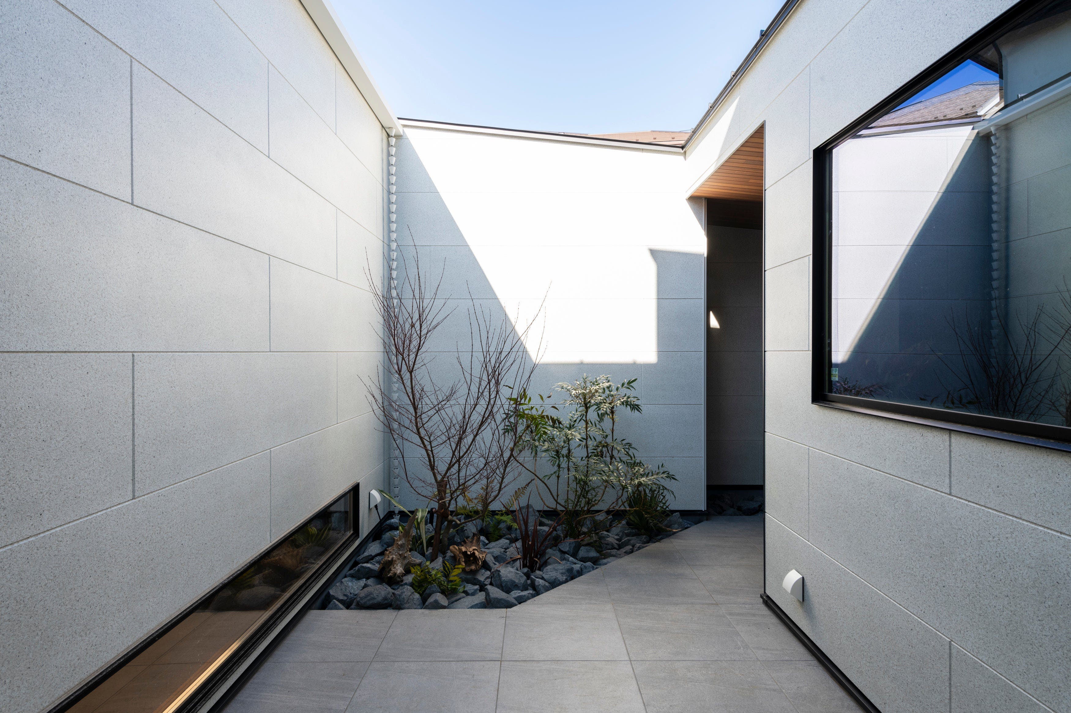 建築工房 櫓 FLAT HOUSE -ホテルライクなアプローチのある平屋ー