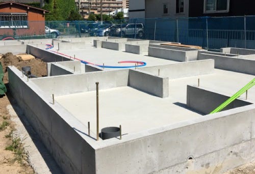 適正な地盤補強と基礎工事で建物をしっかりと支え、住まいの安全を守ります。