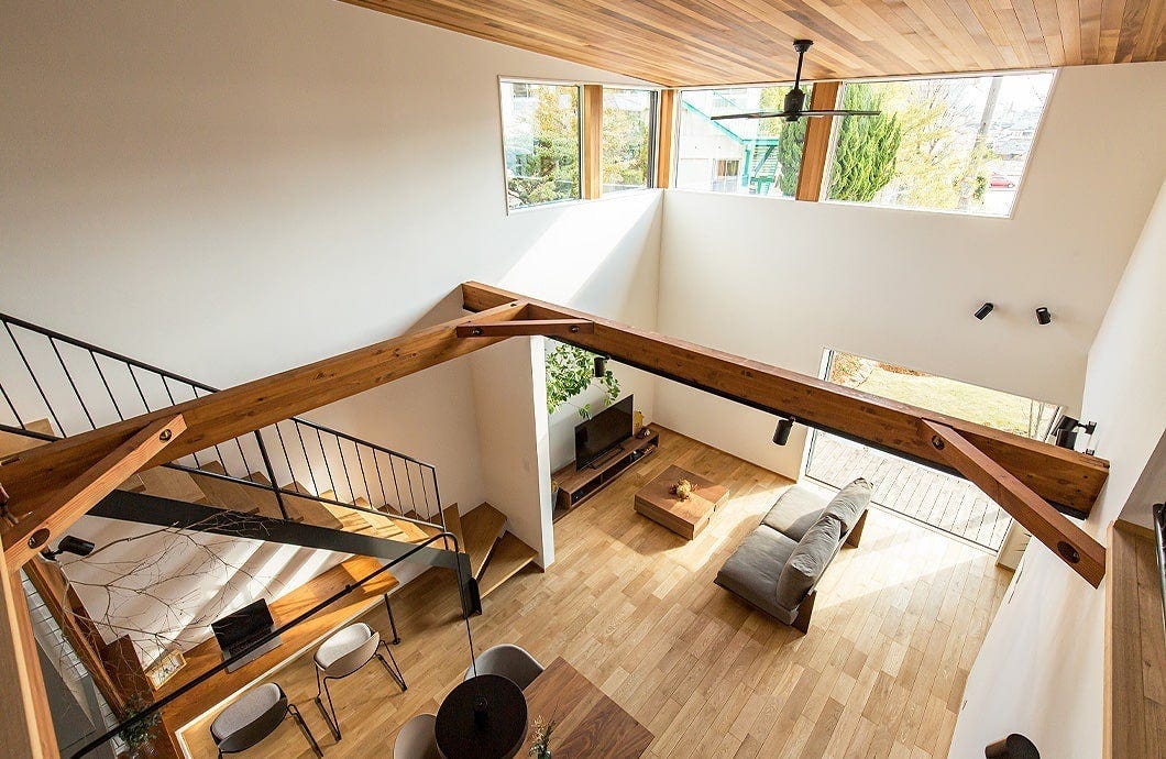 AND HOUSEは奈良に拠点をおく建築設計事務所です。
建築家が注文住宅の設計監理を一貫して担当し、素材とディテール、光と風、温熱・構造まで丁寧に設計。
高断熱・高気密・許容応力度計算による耐震等級3、全棟気密測定など“見えない快適性”を重視し、邸宅・別荘・都市住居まで対応。
土地探しの助言、資金計画まで伴走します。
初回の個別相談は予約制。