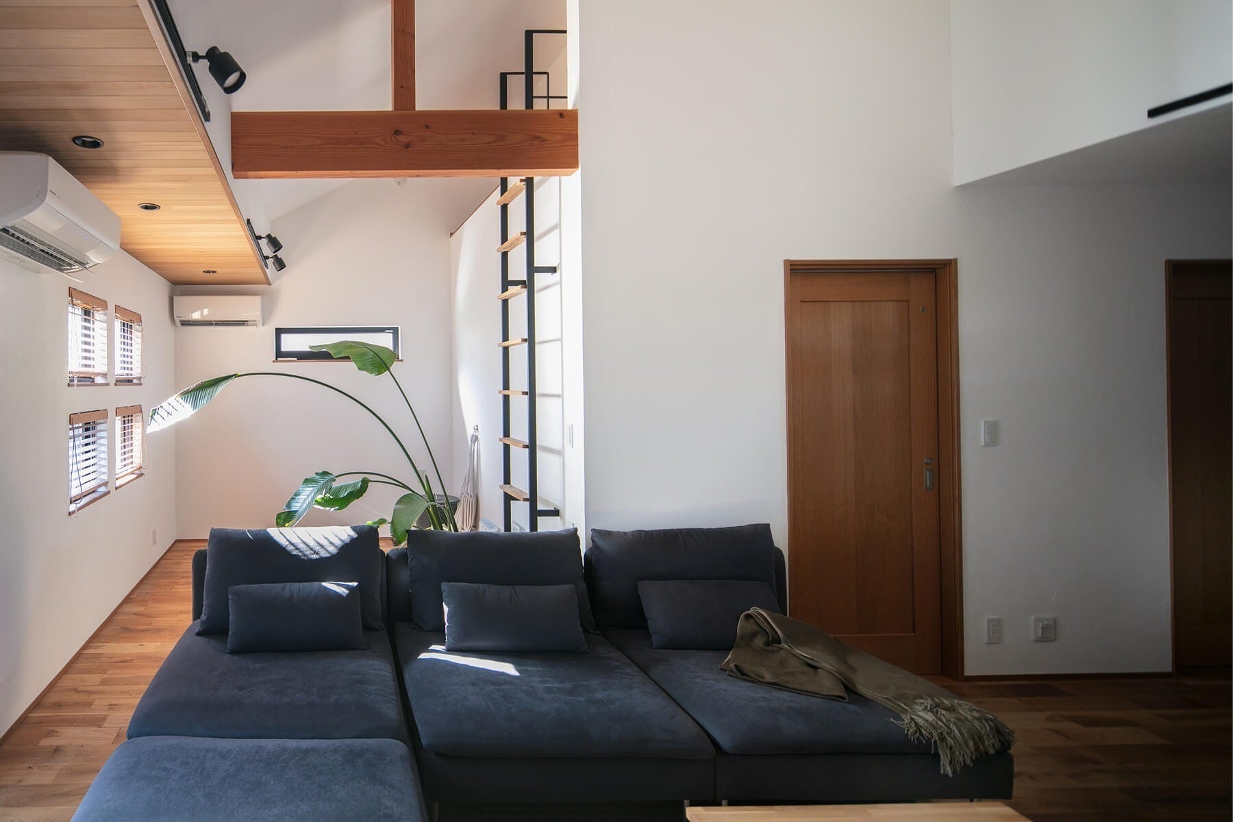 01 「快適さ」を設計する
自然素材と空間設計で一年中心地よい温度と湿度を保ちます。気持ちいい室内は、趣味や家事も楽しくさせてくれます。
02 「暮らしやすさ」を設計する
家事動線や間取りを工夫し、日々の暮らしをより楽に。見た目だけでなく、暮らす人の住み心地を大切にしています。
03 「美しさ」を設計する
無垢の床や漆喰の壁など、自然素材は時とともに味わい深く変化。香りや手触りなど五感で感じる、自然に包まれた住まいです。
04 土地を読む設計力
旗竿地や狭小地などの個性的な土地も、条件を読み解き最適なプランをご提案。理想の暮らしを形にします。