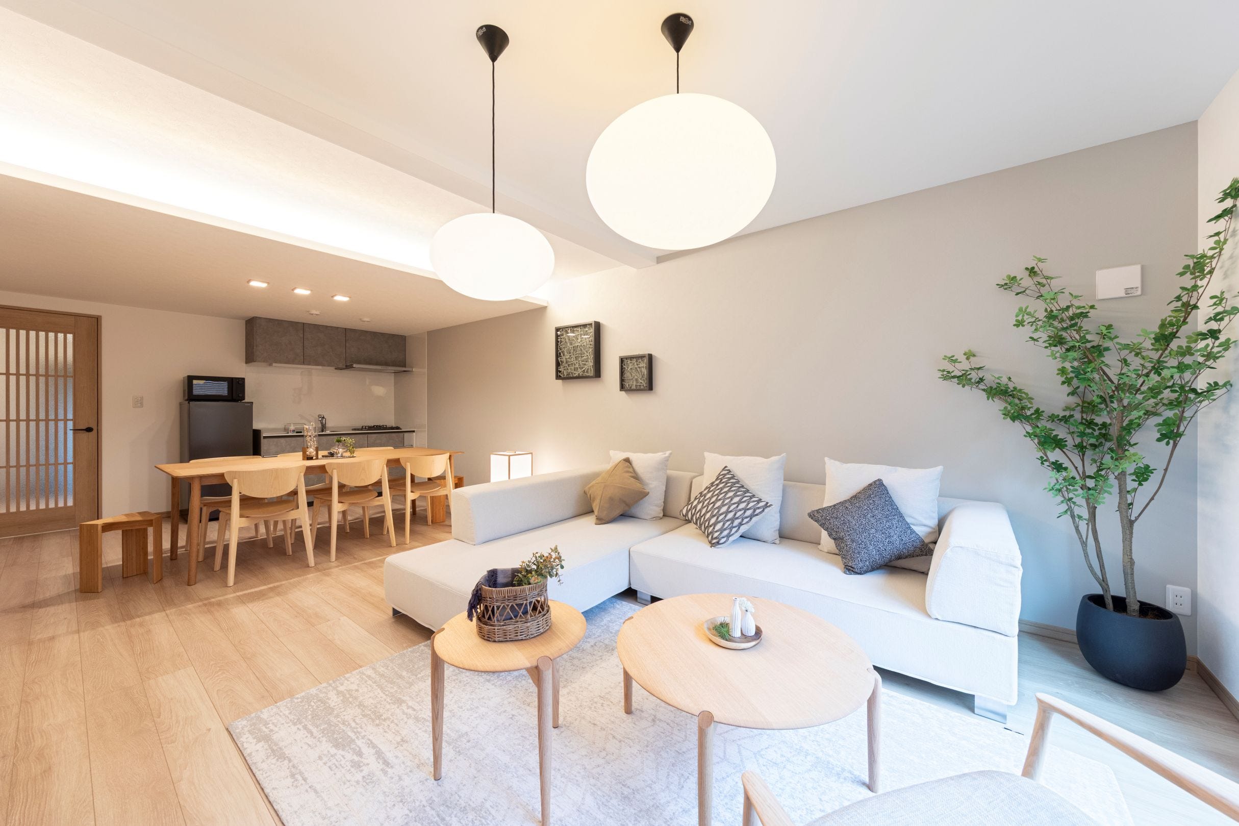 和モダンなスタイルをベースとした色味で、落ち着いた空間を目指しました。
天井を折り上げて間接照明を設置し、柔らかな光が広がるゆったりとしたリビングに。大人数で宿泊しても快適に過ごせるよう、十分な広さを確保しています。