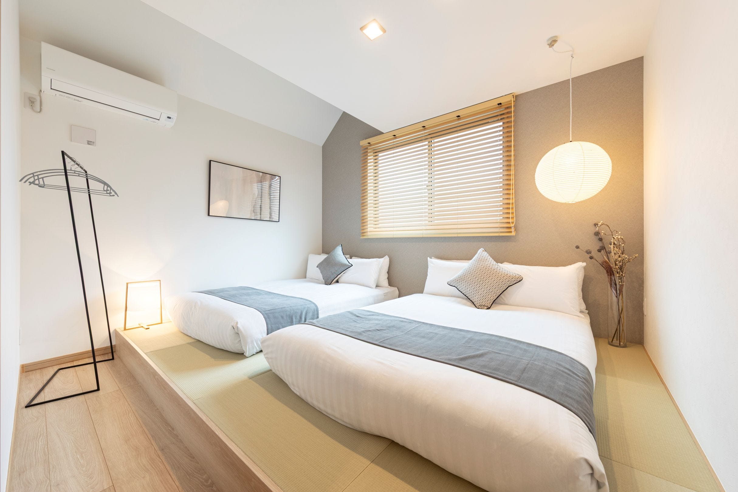 小上がりのある畳仕上げの和室です。
圧迫感を与えず、宿泊客が快適に過ごせる高さを大工と相談しながら設計しました。
設置予定のラックや照明に合わせて配置を調整し、空間全体が美しくまとまるよう工夫しています。