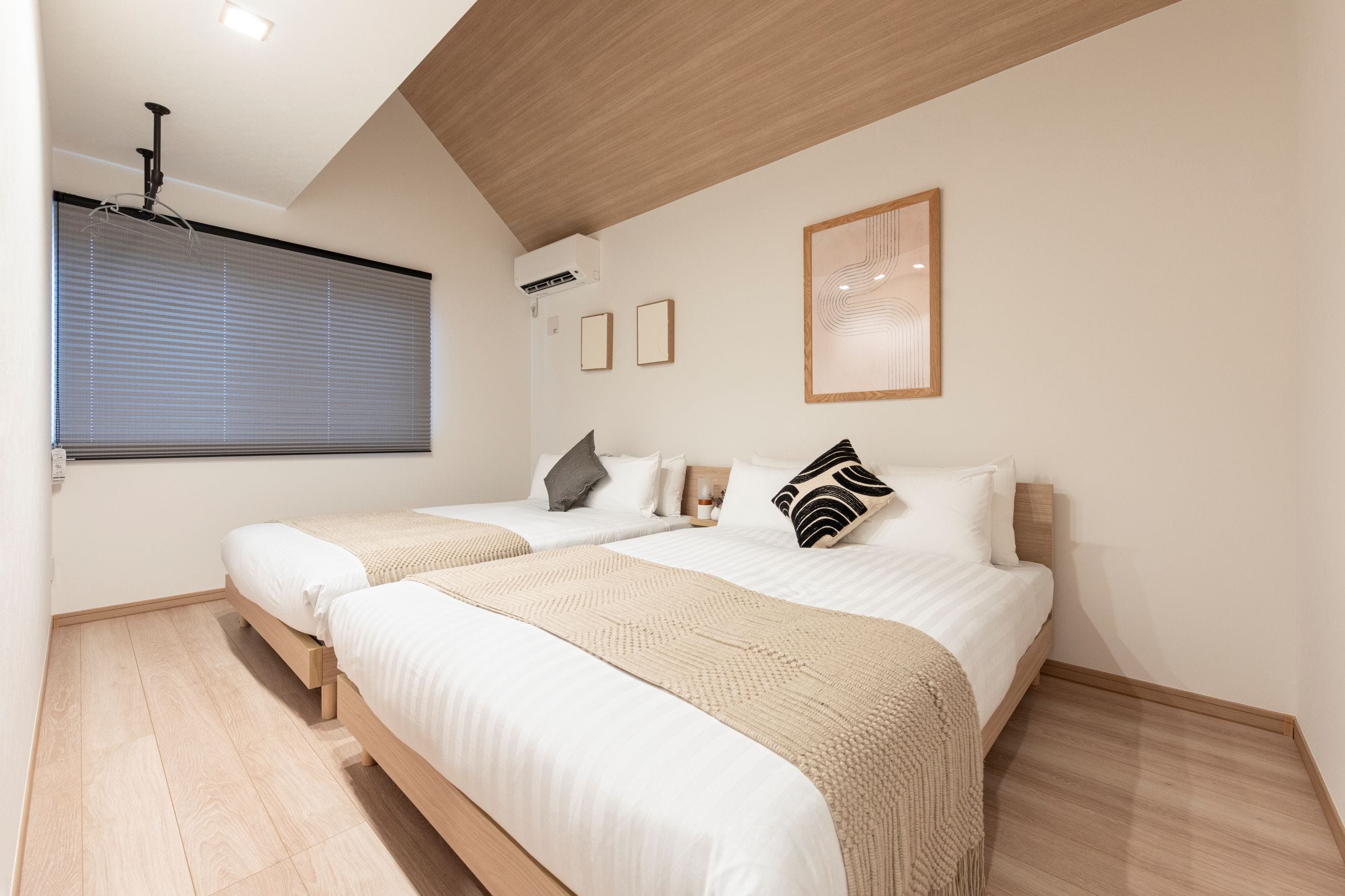 ぬくもりと落ち着きを感じられる洋室です。
折り上げ天井を活かして高さを確保し、開放感のある寝室に仕上げました。
天井のクロスはお施主様とご相談のうえ貼り分けを行い、空間にやさしいアクセントを加えています。