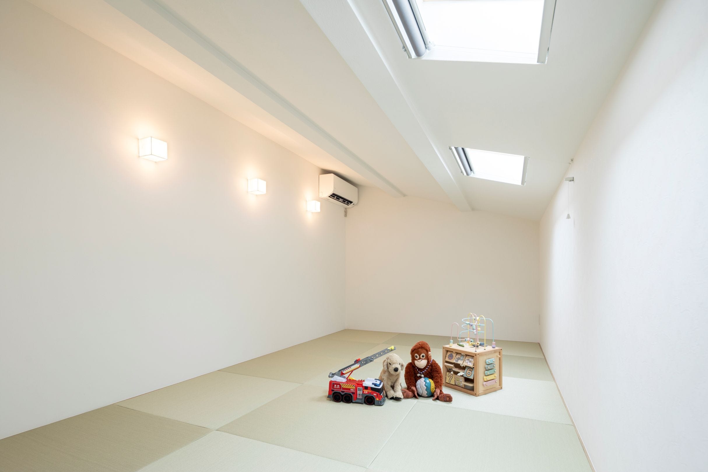 琉球畳の清潔感ある色合いで仕上げた、明るく落ち着いた和室です。
天窓を設けることで自然光を取り込み、心地よい明るさを確保しました。
大工と相談しながら天井の高さをできるだけ確保し、開放的な印象に。