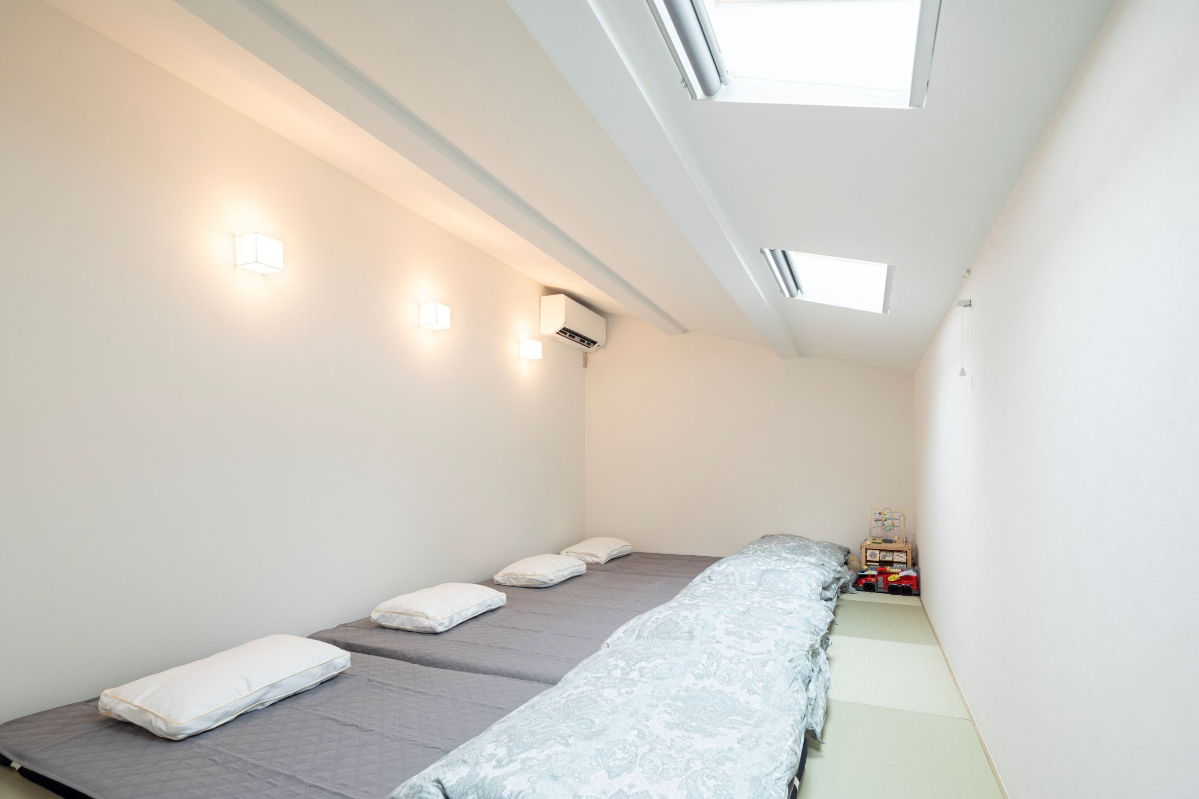 布団を敷けば4人がゆったりと眠れる広さがあり、寝室としてもキッズスペースとしてもお使いいただける多用途な空間です。