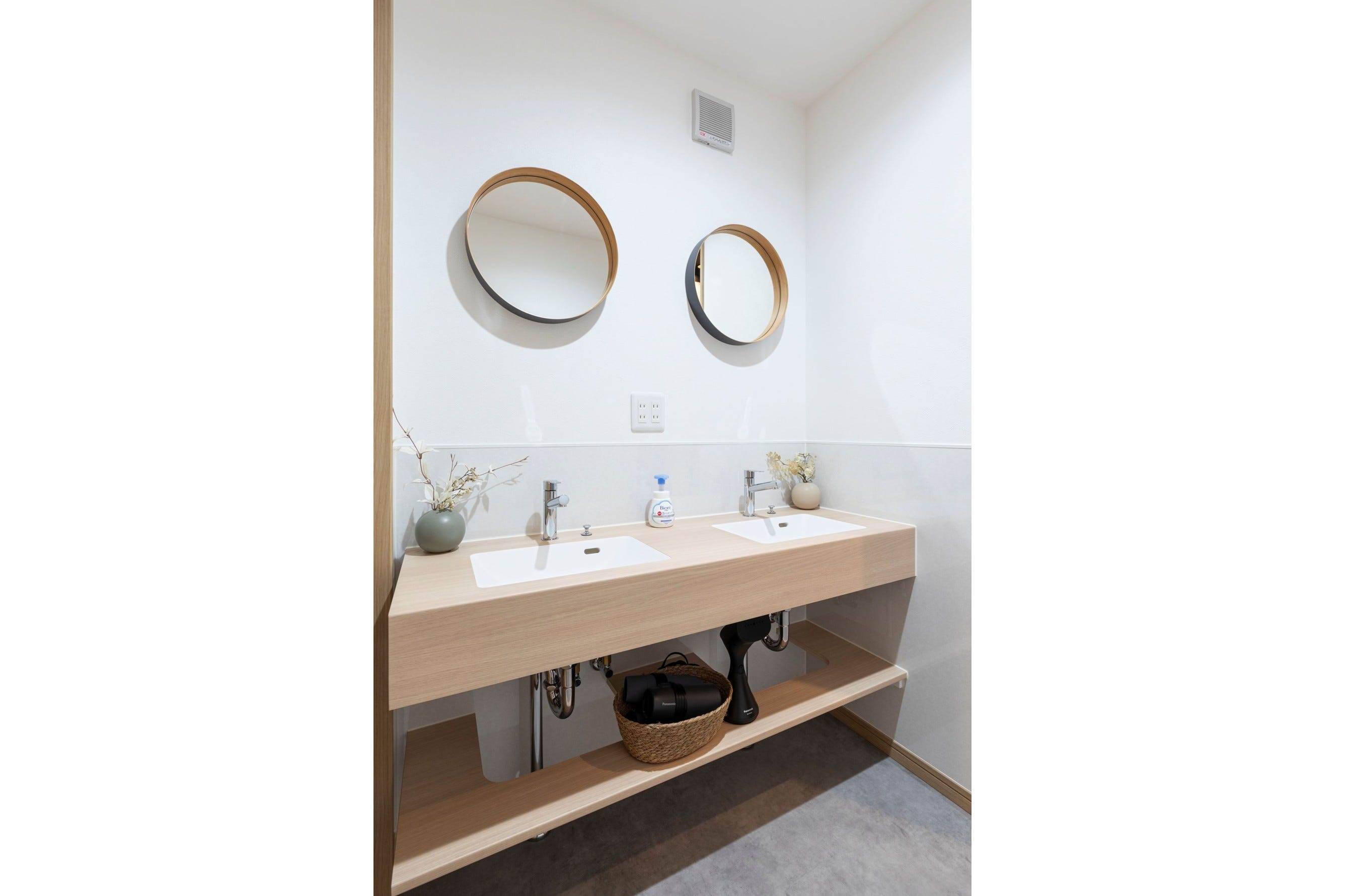 お施主様のご希望により、大きめサイズの洗面台を設置。
和の雰囲気になじむシンプルなデザインで、広々と使える空間に仕上げました。
民泊施設という特性に合わせてキッチンパネルを貼り、水はねや汚れを防ぎつつ、クロスや床材との調和も大切にしています。