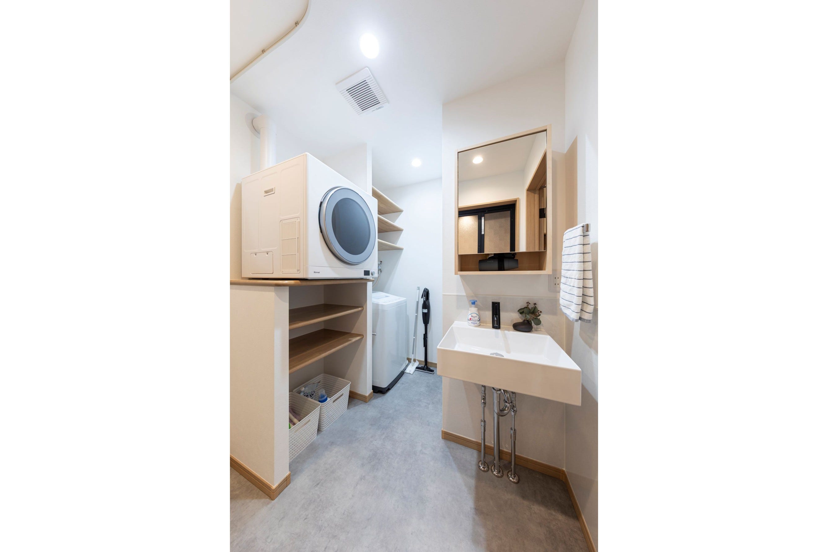 限られたスペースの中で、収納量と使いやすさを両立したランドリールームです。
乾太くんの配置や収納計画を綿密に設計し、お施主様こだわりの洗面化粧台や鏡が映える空間に。
機能性とデザイン性を兼ね備えた、ランドリールームとなりました。