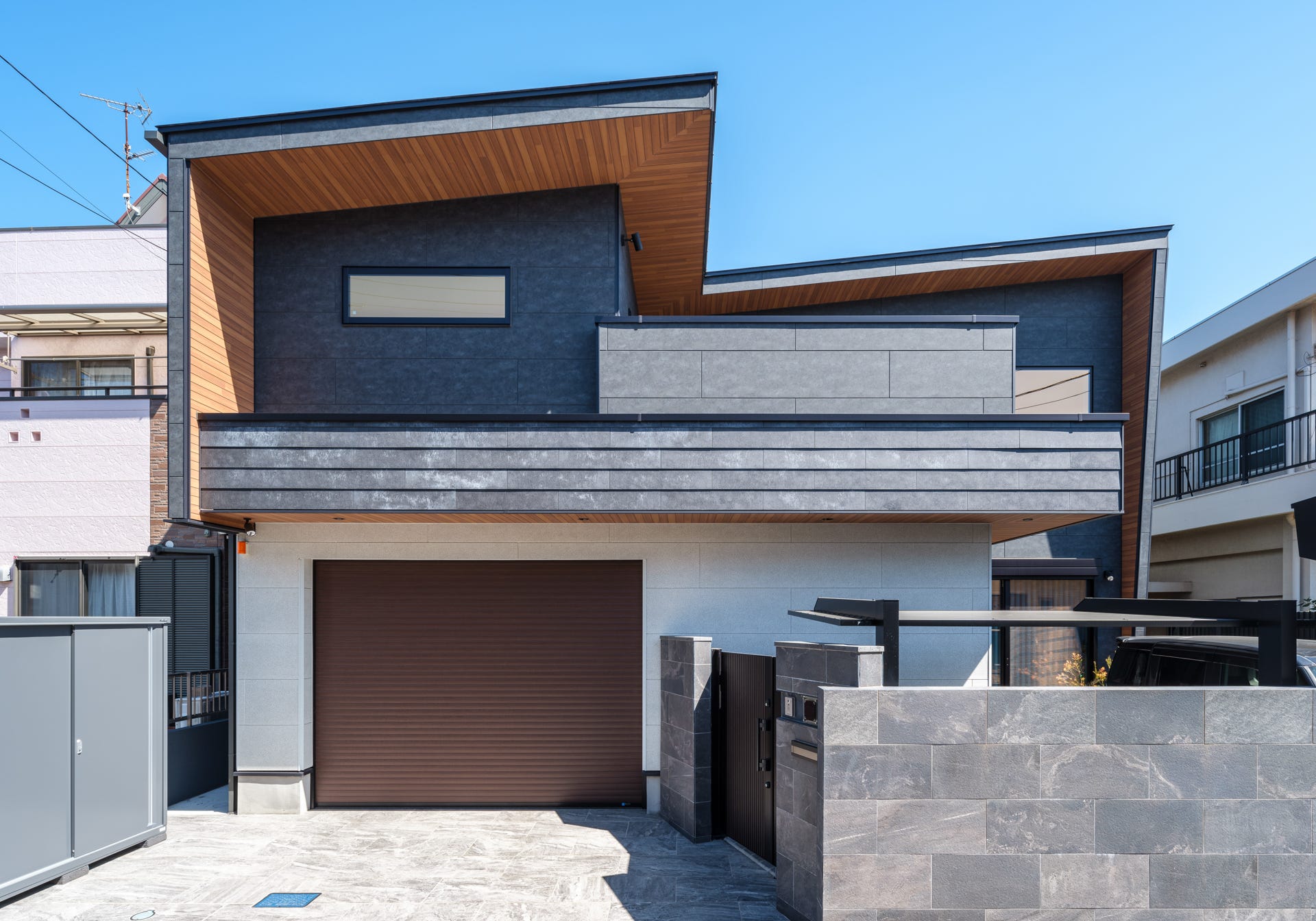 建築工房　櫓  重なりを愉しむガレージハウス (広がりと多様な視点をもたらす「重なりを愉しむガレージハウス」。
開放的な吹抜けは、住まいの中心に光と風、家族の気配を届け、縦方向の視線が心地よい一体感を織りなします。
ユニークな中2階は、勉強や遊びの空間として集中しながらも、下の階の家族と緩やかにつながる多目的スペース。
愛車と過ごすガレージも、単なる駐車以上の価値を持ちます。空間の広がり、家族のつながり、個々の時間の豊かさを追求したこの住まいで、新たなライフスタイルが生まれます。)