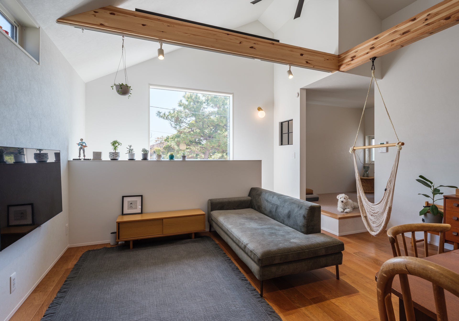 建築工房　櫓  日常が絵になる三角屋根の家 (インテリアや雑貨がお好きで住まいにも明確に好みをお持ちでしたので、主にお客様のイメージを具現化するお手伝いをさせていただきました。
特徴的な三角屋根の外観やハンモックの為の化粧梁、公園の緑を取り込む大きな窓はすべてお客様のアイディア。
床材や建具を吟味され、そこにお客様ご所有の家具が空間をさらに魅力的に引き立てます。
設計の段階から家具や雑貨まで含めて想定していくことで、シンプルでありながらとても味わいのある素敵なお家となりました。)