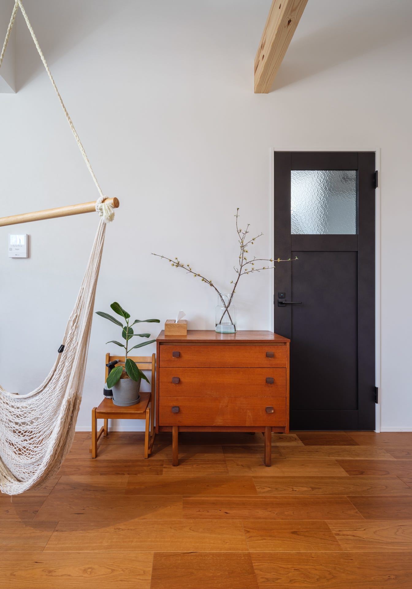 日常が絵になる三角屋根の家