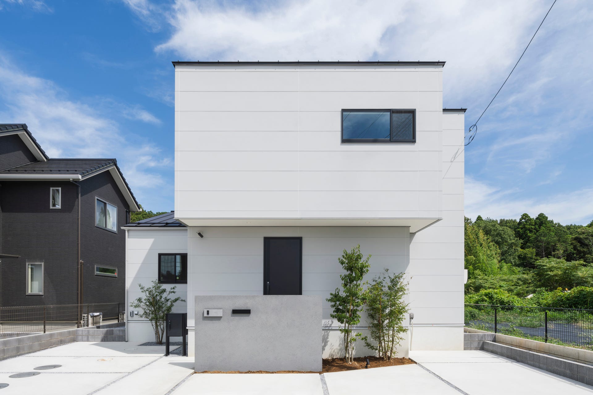 建築工房　櫓　変化する住まい (コートハウスを挟んで緩やかに繋がる、ダイニングキッチンと高天井のリビング。
収納や水回りは部屋として完全に区分けし、壁付けキッチンのみがレイアウトされたシンプルなLDK空間は、家具の置き方次第で様々に表情を変えます。続きの洋室は開放することで、リビングから繋がる大空間とすることも、個室として客間や子供の遊び場にすることも可能。変化に合わせて柔軟に対応できる、フレキシブルな住まいのご提案です。)