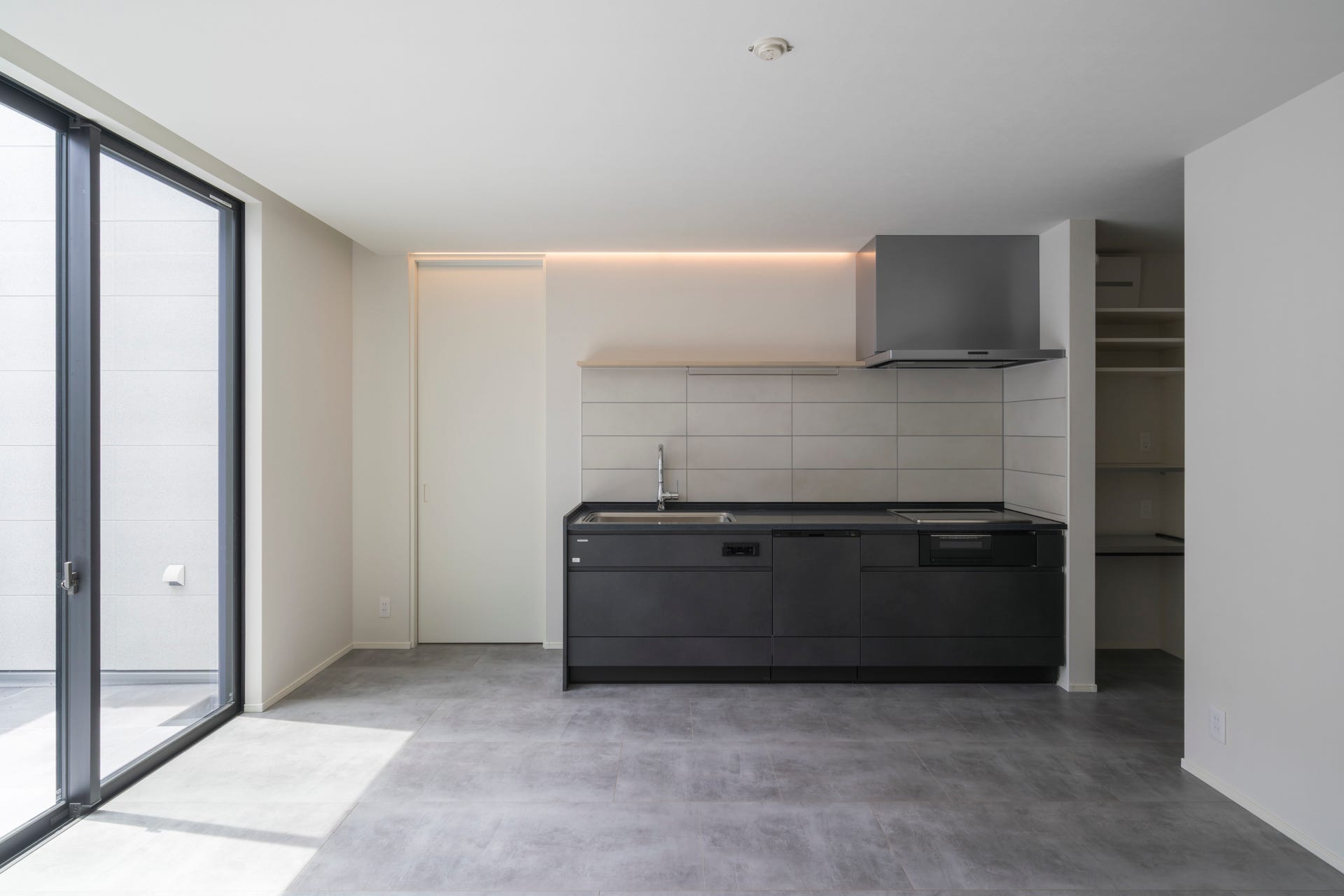 Point.01 シンプルで洗練されたダイニングキッチン