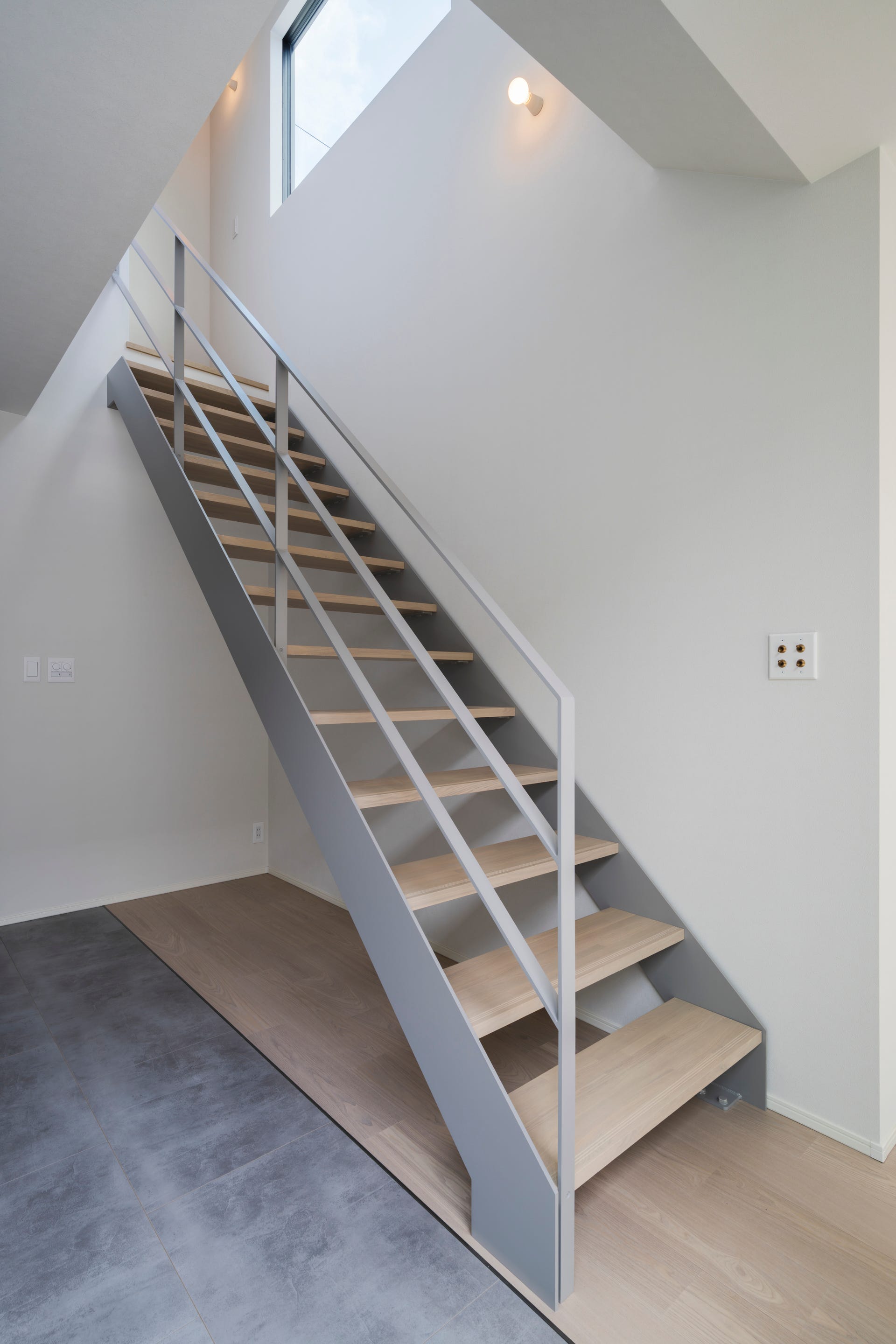 Point.02 グレーの鉄骨階段