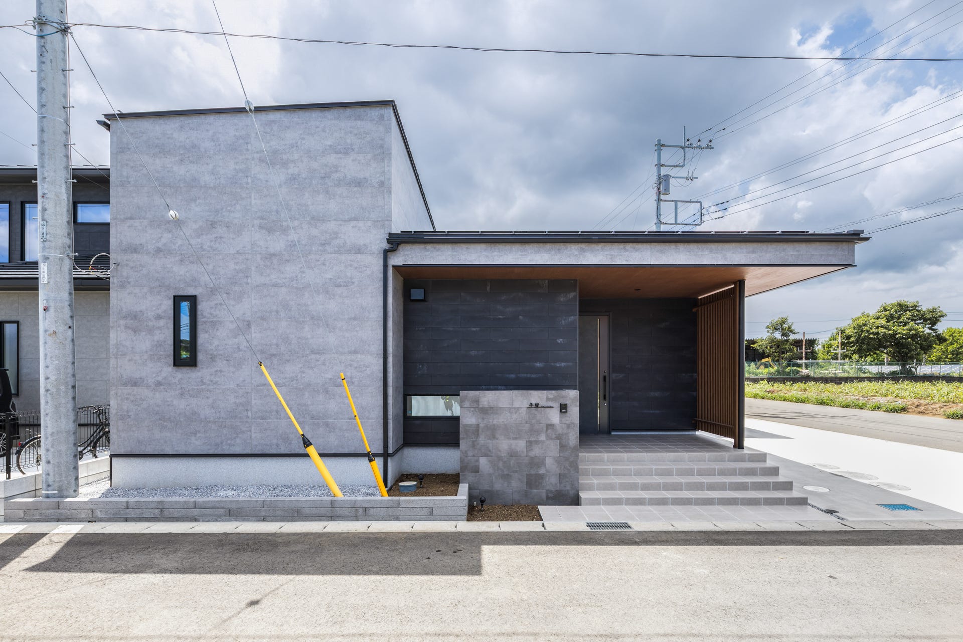 建築工房　櫓　静寂と広がりのコートハウス (外に対しては閉じ、内に向けて大きくひらく中庭型の住まい。
通りに対して視線を抑えた静かな外観とは対照的に、内部では中庭を中心とした開放的な空間が広がります。光と風が四方から取り込まれ、プライバシーを確保しながらも、自然とつながる心地よさを実現しました。家族の気配がゆるやかにつながり、どこにいても空の存在を感じられます。)