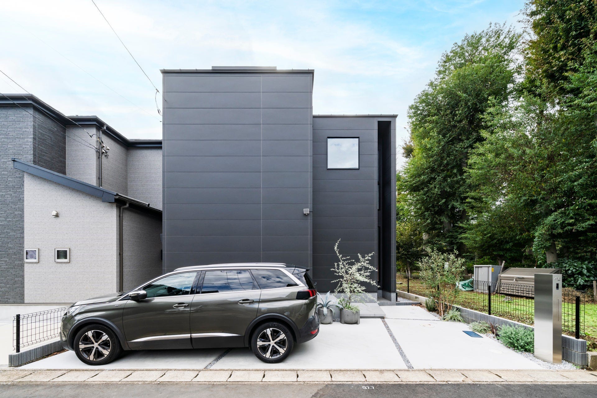 建築工房　櫓　Noizless house (西側に高い木々が並ぶ緑道が見える、北側道路の立地。
木々に向かって天井高の大開口をとった2Fリビングは、開放感と緑に癒されるくつろぎの居場所を演出します。グラフテクトのセパレートキッチンと大きなパントリーの回遊動線で、家事ラクとスタイリッシュな見た目を両立。LDKの照明計画、洗面室やトイレの収納に至るまで、細部のノイズや生活感を極力排除し、洗練されたシンプルな美しさを追及しました。)