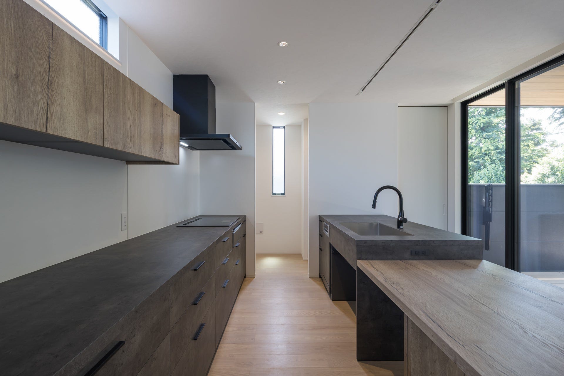 Point.02 存在感のあるセパレートキッチン