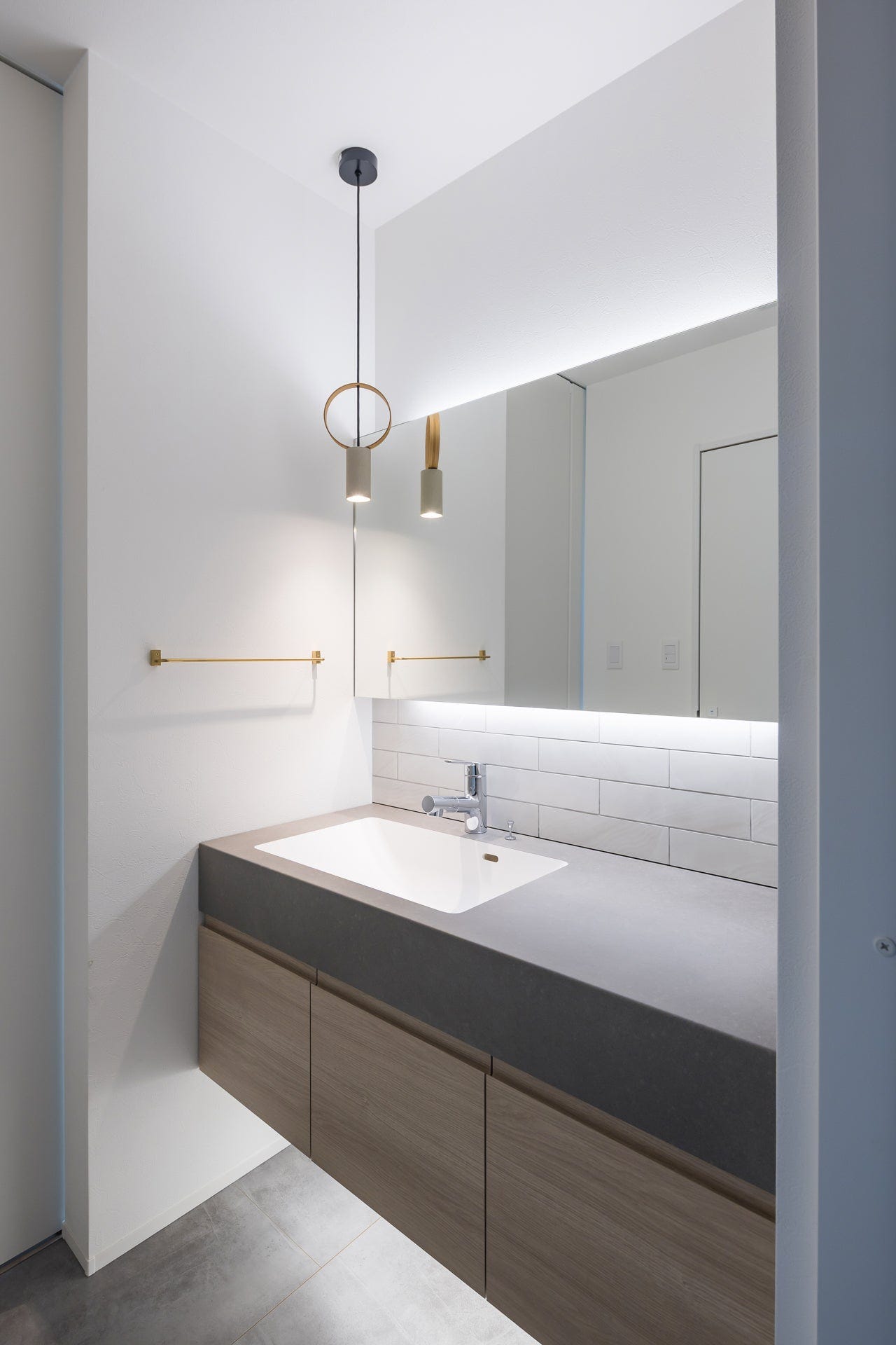 Point.04 美しさと機能性を両立した造作洗面台