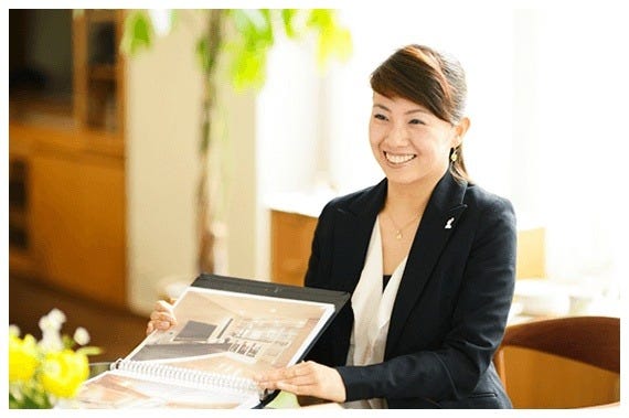 デザインコンテストで全国最優秀賞ほか、2025年には全国規模の住宅コンテストである日本エコハウス大賞にて奨励賞、LIXILメンバーズコンテストでは地域最優秀賞を受賞など過去合計490点以上受賞している LOHAS studio のデザイン性と、EM漆喰・EM珪藻土・地産地消であるEMセルロースファイバー断熱材など自然素材にこだわったコンセプトハウスになります。
また、16万件を超える施工実績とともに、グッドデザイン賞を受賞した「passiv design」の豊富な経験や実績をベースに、四季を通じて快適な住まいを実現します。